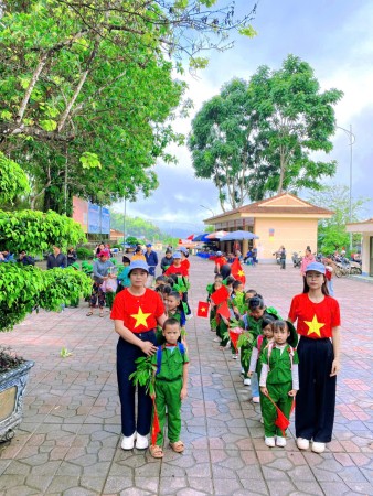 TRẢI NGHIỆM Ý NGHĨA: CÔ TRÒ TRƯỜNG MẦM NON VÕ NGUYÊN GIÁP DÂNG HƯƠNG VÀ THAM QUAN HẦM ĐẠI TƯỚNG VÕ NGUYÊN GIÁP