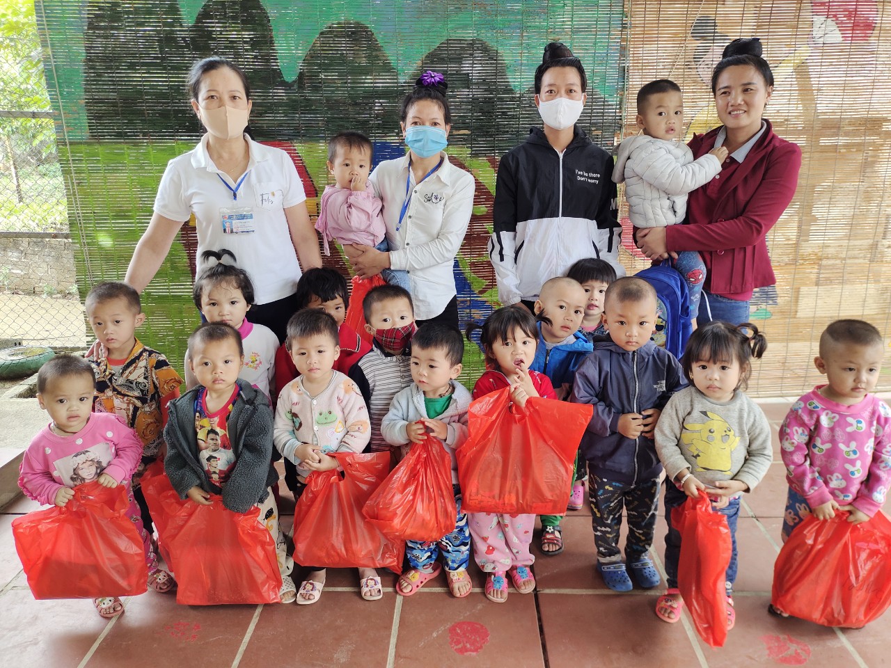 ĐẠO TRÀNG HƯ KHÔNG CỦA ĐẠI ĐỨC THÍCH MINH TUỆ TẶNG QUÀ CHO HỌC SINH