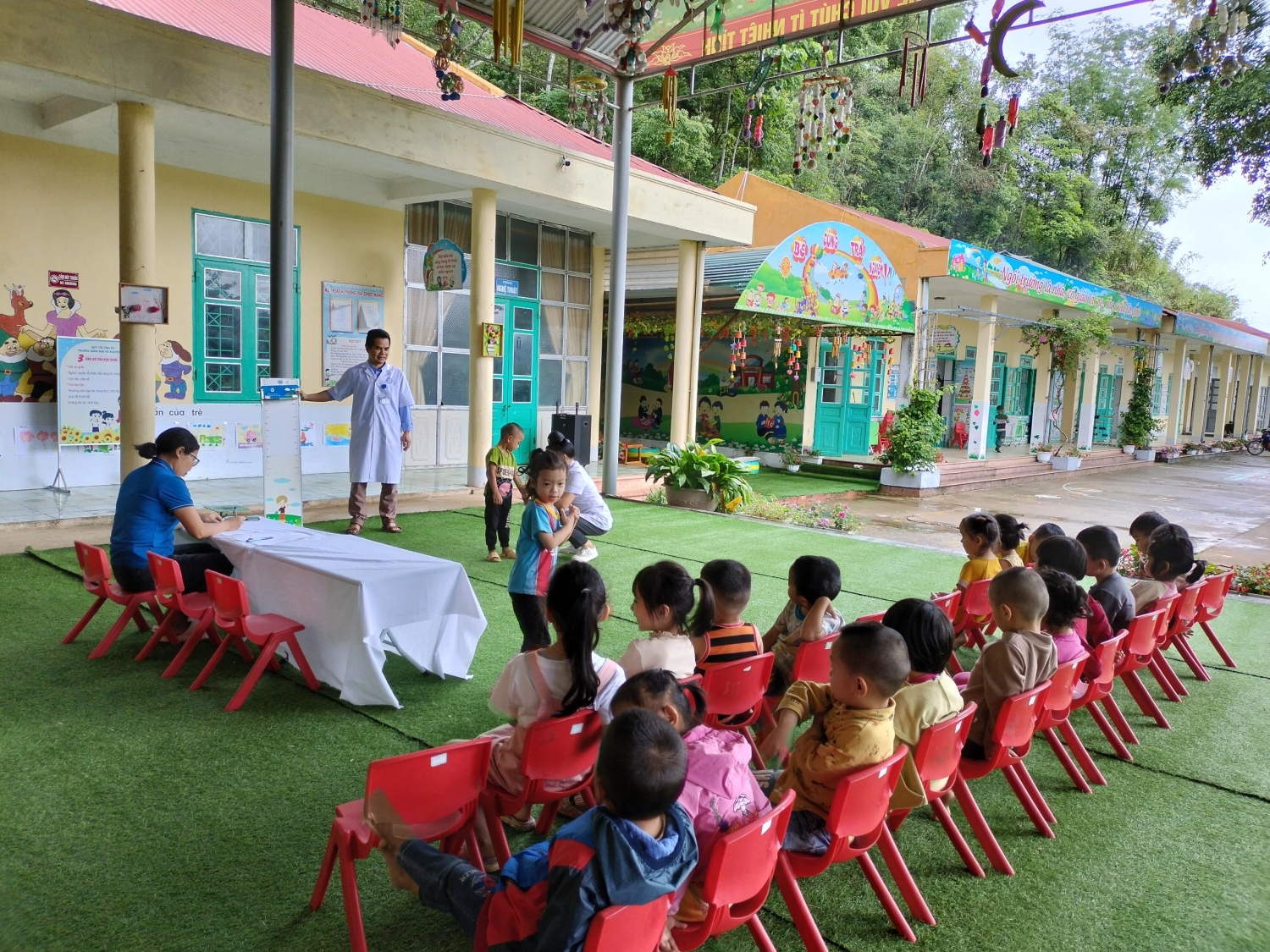 TRẠM Y TẾ CÂN ĐO, CHO TRẺ UỐNG VITAMIN A VÀ THUỐC TẨY GIUN