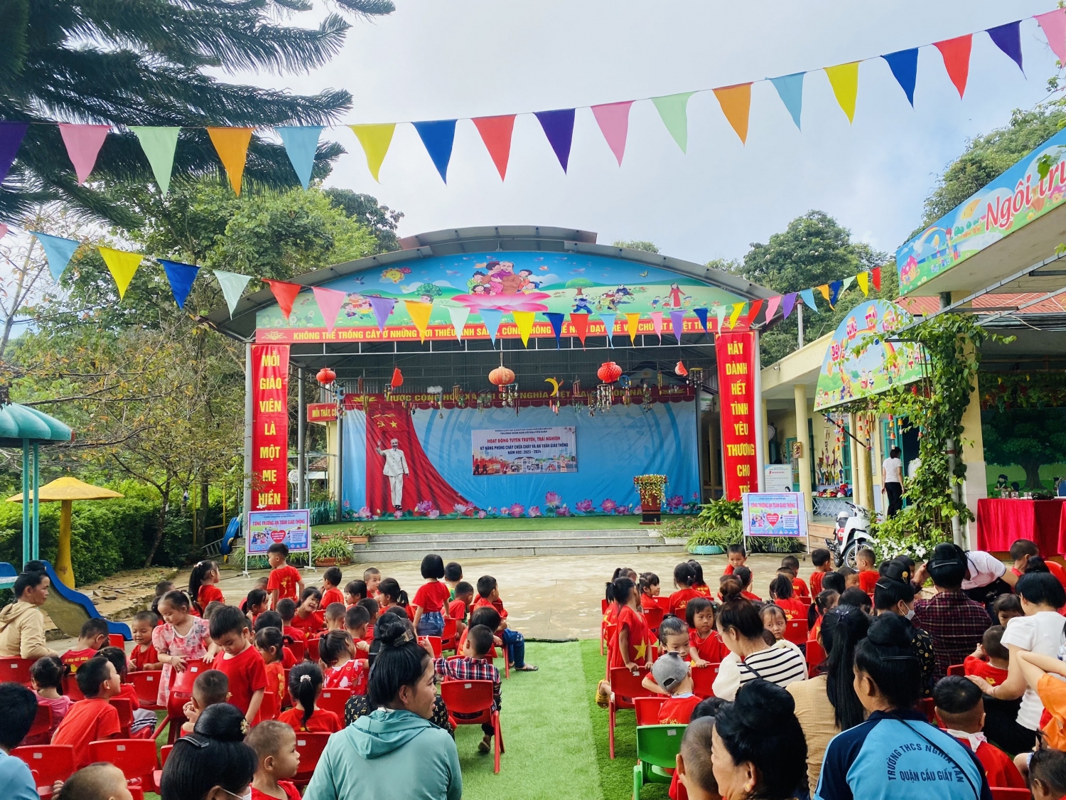 TỔ CHỨC HOẠT ĐỘNG TUYÊN TRUYỀN, TRẢI NGHIỆM KỸ NĂNG PCCC VÀ ĐẢM BẢO ATGT