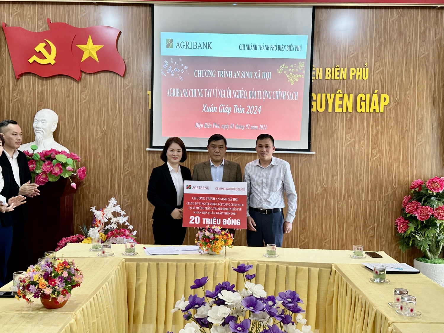 NGÂN HÀNG AGRIBANK TẶNG QUÀ CHO HỌC SINH NHÂN DỊP TẾT 2024