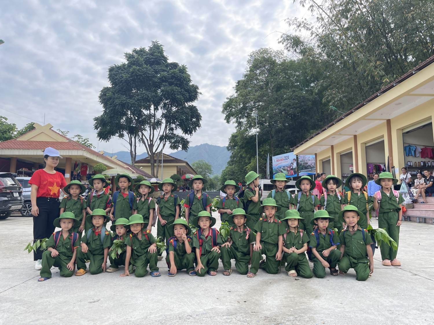 CÔ TRÒ 5 TUỔI THĂM QUAN HẦM ĐẠI TƯỚNG