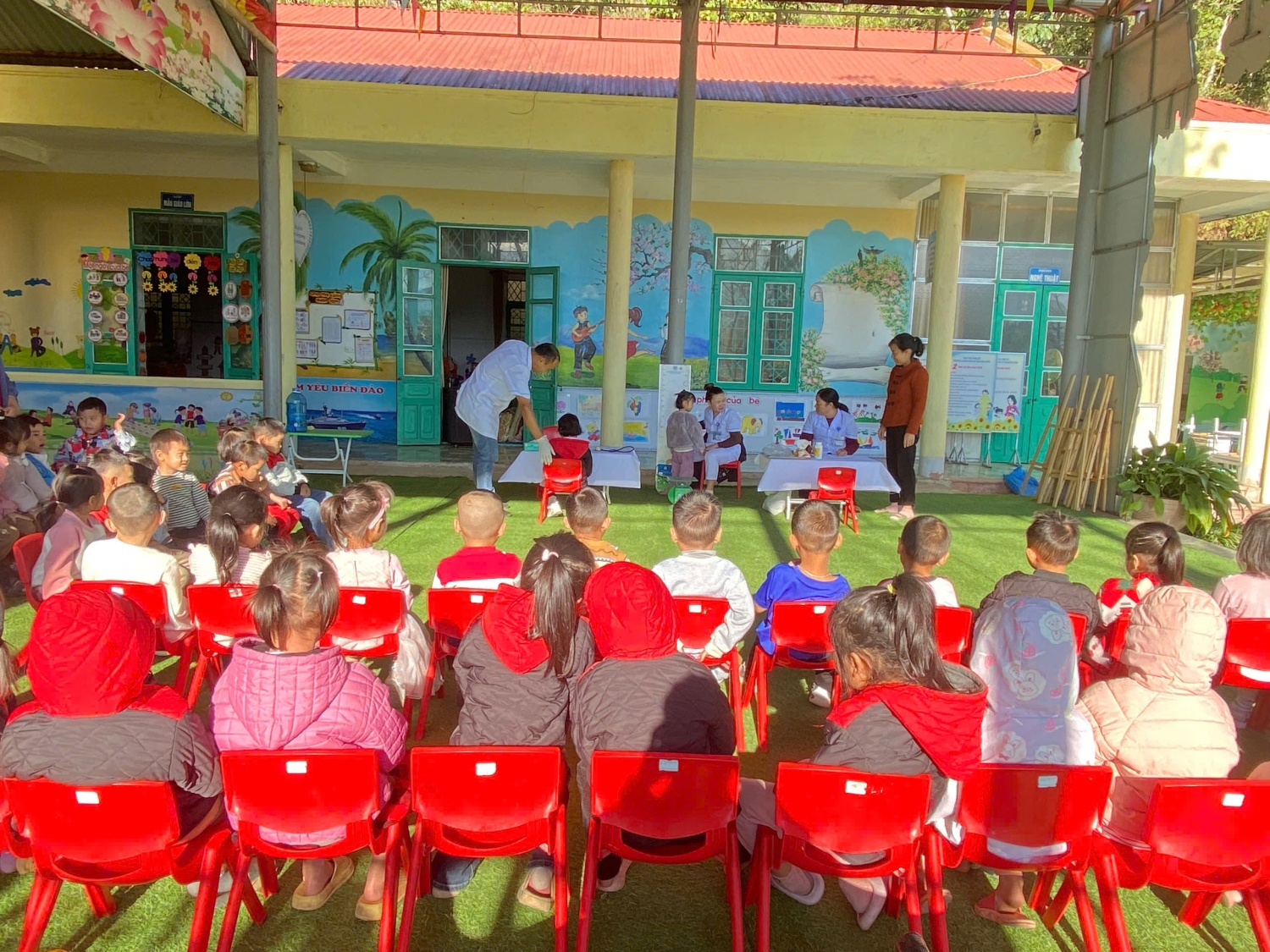 TRƯỜNG MẦM NON VÕ NGUYÊN GIÁP PHỐI HỢP VỚI TRẠM Y TẾ XÃ MƯỜNG PHĂNG CÂN ĐO, CHO TRẺ UỐNG VITAMIN A VÀ THUỐC TẨY GIUN