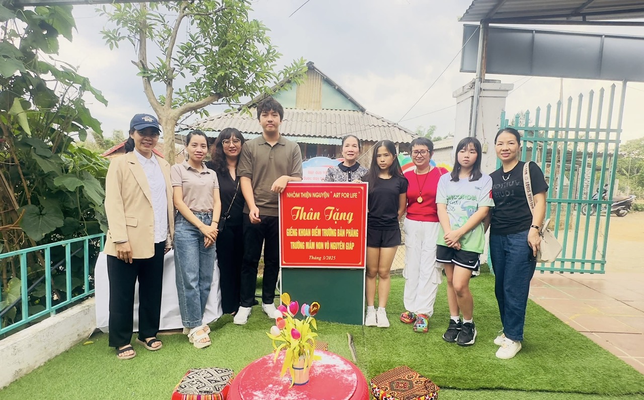 TRƯỜNG MẦM NON VÕ NGUYÊN GIÁP XÃ MƯỜNG PHĂNG ĐÓN ĐOÀN THIỆN NGUYỆN TRAO GIẾNG KHOAN CHO ĐIỂM TRƯỜNG