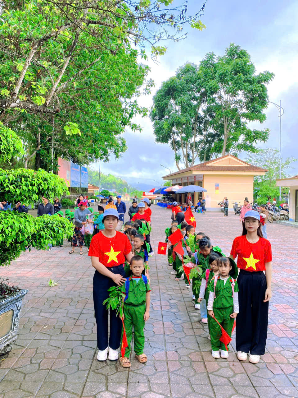 TRẢI NGHIỆM Ý NGHĨA: CÔ TRÒ TRƯỜNG MẦM NON VÕ NGUYÊN GIÁP DÂNG HƯƠNG VÀ THAM QUAN HẦM ĐẠI TƯỚNG VÕ NGUYÊN GIÁP